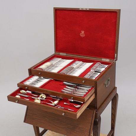 BESTICKUPPSÄTTNING, 157 DELAR, C.G Hallberg, silver, 1910, Med silverschatull av ek från tillverkaren, 4796 g. på auktion hos Crafoord Auktioner Lund