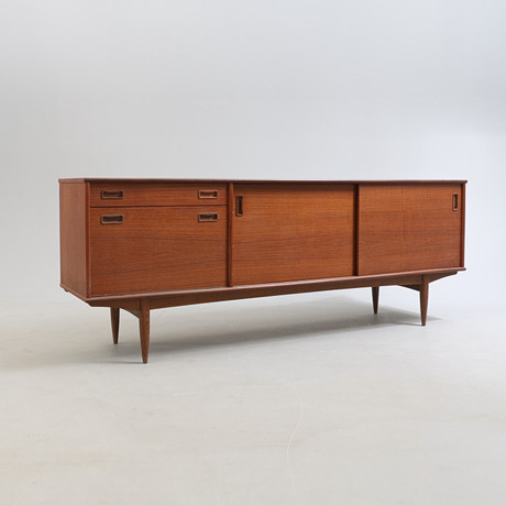 SIDEBOARD MED BARSKÅP, teak, 1950-/60-tal. på auktion hos Gomér & Andersson Nyköping