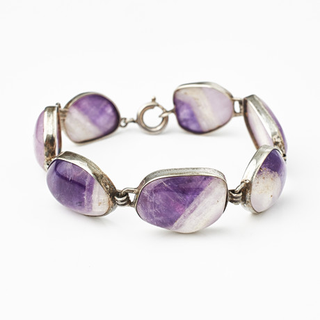 ARMBAND, silver, infattade oregelbundna ametistkvartser, svensk kontrollstämpel. på auktion hos Stockholms Auktionsverk Magasin 5