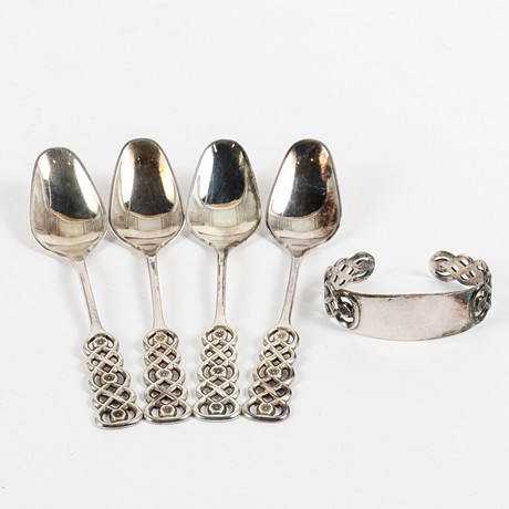 DAVID ANDERSEN. "Ringebu", 4 Kaffeskedar och servettring, silver, Norge. på auktion hos Karlstad Hammarö Auktionsverk