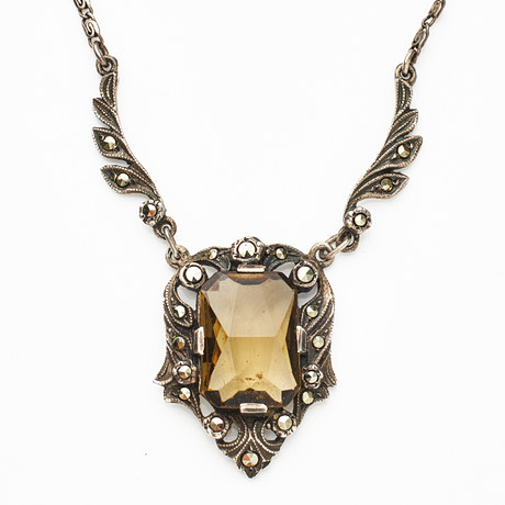 HALSBAND, silver, dekor med markasiter samt rökfärgad fantasislipad glassten, ca 1930-tal, svensk kontrollstäm på auktion hos Stockholms Auktionsverk Magasin 5