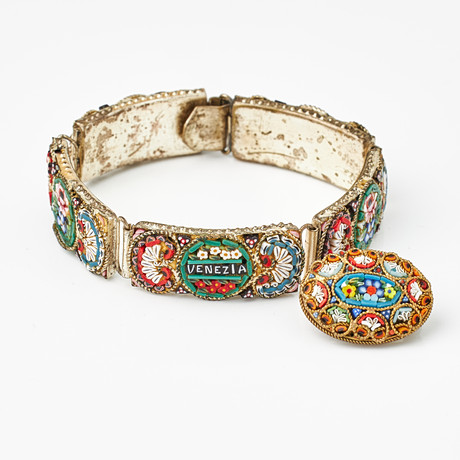 BROSCH, oval form, ARMBAND, oädel metall, mikromosaik, 5 rektangulära plattor varv mitten platta med text: Ven på auktion hos Stockholms Auktionsverk Magasin 5