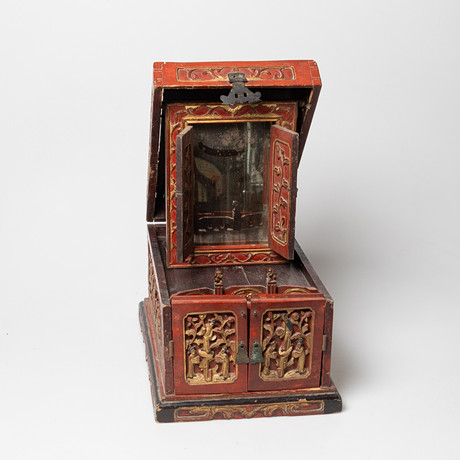 SMINKSKRIN, kina, Qing, 1800-talets sista del, trä med lackarbete, skuren dekor med bronseringar. på auktion hos Stockholms Auktionsverk Helsingborg