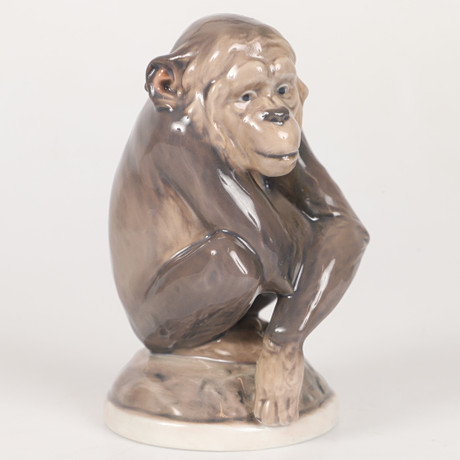 CARL JOHAN BONNESEN. Figurin, apa, porslin, Dahl Jensen, Danmark. på auktion hos Helsingborgs Auktionskammare