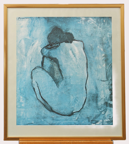 PABLO PICASSO. Efter, tryck, sittande naken kvinna i blått. på auktion hos Limhamns Auktionsbyrå