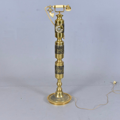 TELEFON, golvmodell, mässing/plast, 1900-talets andra del. på auktion hos Halmstads Auktionskammare