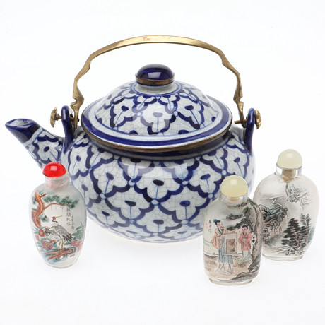 TEKANNA & SNUSFLASKOR, 4 delar, porslin & glas, Kina/Thailand, 1900-talets senare hälft. på auktion hos Ekenbergs Auktioner