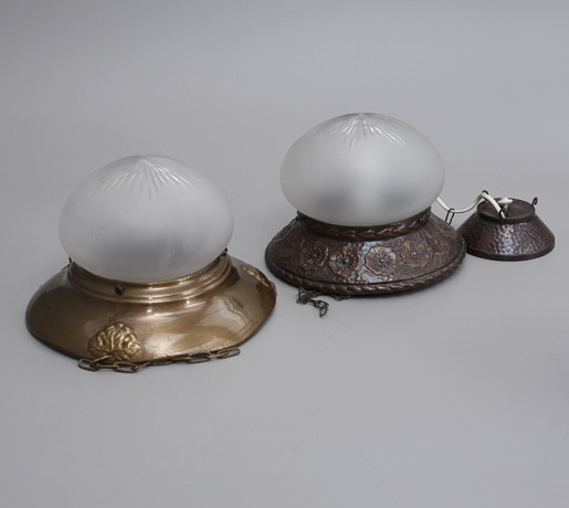 TAKLAMPOR, 2 st, metall/ frostat glas, jugend, tidigt 1900-tal. på auktion hos Auktionshuset Thelin & Johansson
