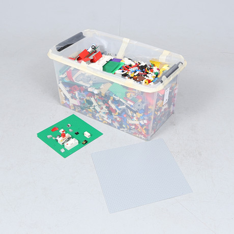 LEGO, större parti, uppskattningsvis 25-30kg. på auktion hos Gomér & Andersson Linköping