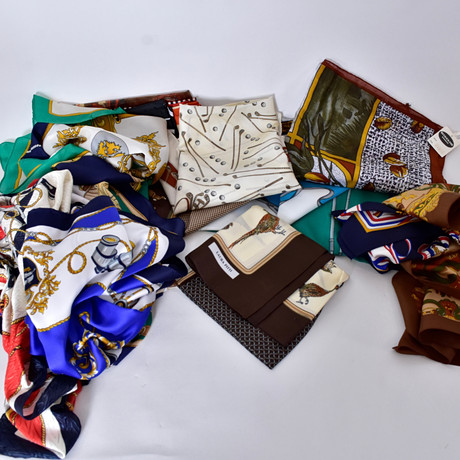 PARTI SCARVES, mestadels Patricia, Paris, 1-låda. på auktion hos Halmstads Auktionskammare