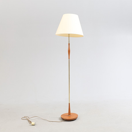 GOLVLAMPA, teak & mässing, 1960-/70-tal. på auktion hos Gomér & Andersson Nyköping