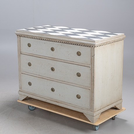 BYRÅ, 3-lådig, gustaviansk stil, 1800-tal. på auktion hos Stockholms Auktionsverk Helsingborg