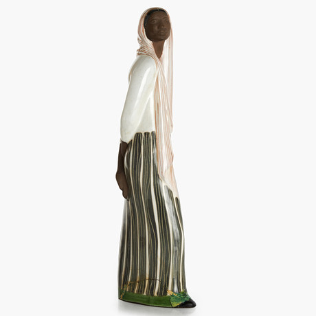 MARI SIMMULSON. Figurin, ”Indonesiskan”, Upsala Ekeby, modell 4159, 1954-63, signerad, glaserat lergods. på auktion hos Crafoord Auktioner Stockholm