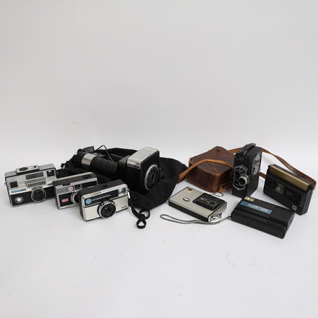 KAMEROR 7st samt blixt, Kodak Disc, kodak instamatic, filmkamera Agfa Movex 8. på auktion hos Falun Auktionsbyrå