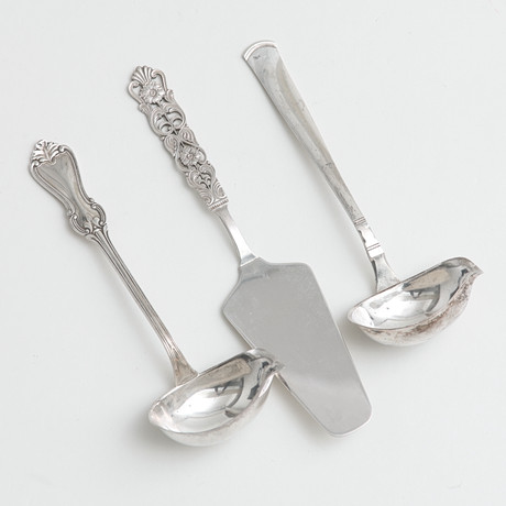 SLEVAR, 2 st samt TÅRTSPADE, silver, 157 gram. på auktion hos Auktionshuset Thelin & Johansson