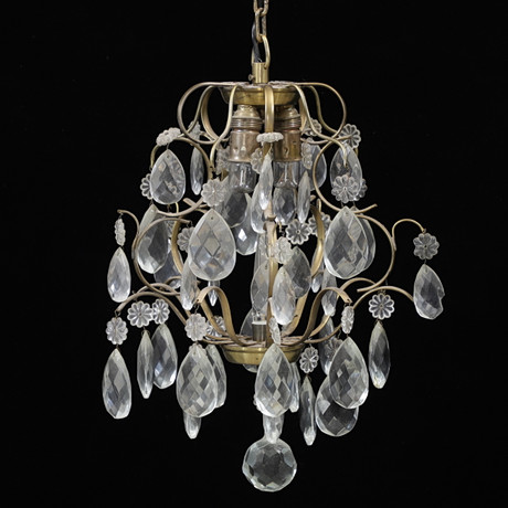 LJUSKRONA, barockstil, 1900-talets första hälft, höjd exklusive kedja 37 cm. på auktion hos Växjö Auktionskammare