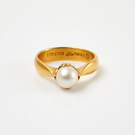 RING, 23 k guld, en odlad saltvattenspärla, Hertz Aktiebolaget Bernhard, Stockholm, 1915. på auktion hos Stockholms Auktionsverk Sickla