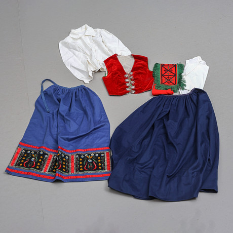 FOLKDRÄKT, Värendsdräkt, 6 delar, märkta Nordiska kompaniet samt Hedins modesalong, 1912. på auktion hos Auktionshuset Thelin & Johansson