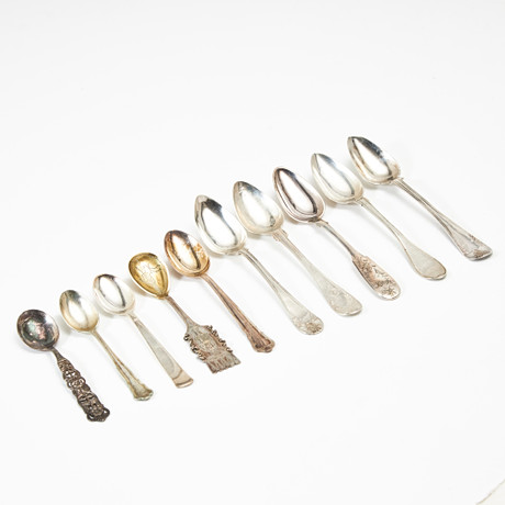KAFFE & MOCKASKEDAR, 55 st, silver, 18/1900-tal, bl.a. Chippendale, Gammel fransk, Rosenholm. på auktion hos Stockholms Auktionsverk Magasin 5