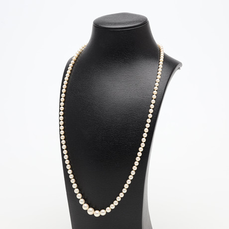 PÄRLCOLLIER med lås i silver. på auktion hos Borås Auktionshall