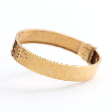 ARMRING, 18 k guld, hamrad dekor, 17,59 gram, Ceson Guldvaru Ab Göteborg, 1974. på auktion hos Auktionshuset Thelin & Johansson