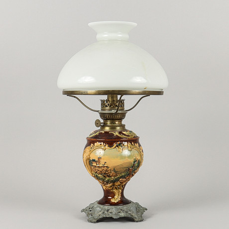 BORDSFOTOGENLAMPA Majolika, 18/1900-tal. på auktion hos Karlstad Hammarö Auktionsverk