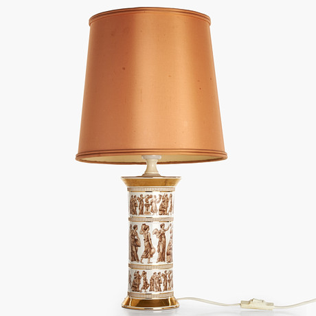 BORDSLAMPA, Italien, 1900-talets andra hälft, porslin med antikiserande dekor. på auktion hos Crafoord Auktioner Stockholm