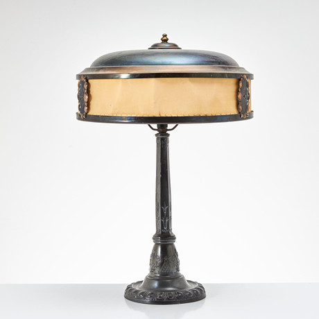 BORDSLAMPA, Jugend, 1900-talets början, stiliserad dekor, patinerad metall. på auktion hos Stockholms Auktionsverk Magasin 5