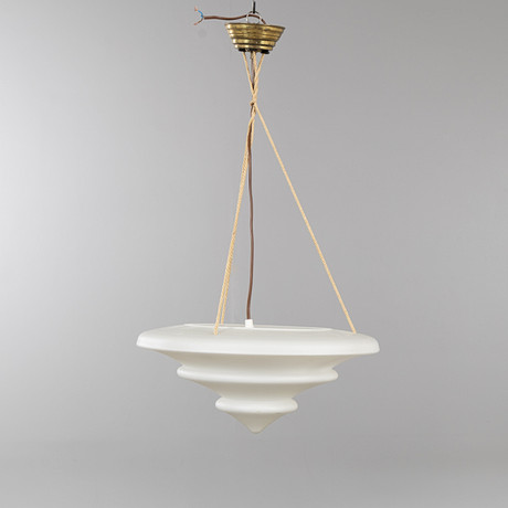 TAKLAMPA, kupa i vitt opalglas, 1900-tal. på auktion hos Stockholms Auktionsverk Helsingborg
