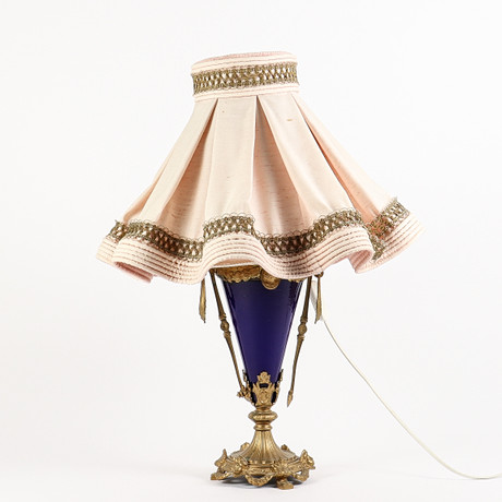 BORDSLAMPA Omgjord Potpurriurna, 1800-tal Frankrike. på auktion hos Karlstad Hammarö Auktionsverk