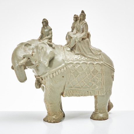 ARON SANDBERG (1873-1959). Skulptur, grönglaserad lergods, Ryttare på elefant. på auktion hos Stockholms Auktionsverk Magasin 5