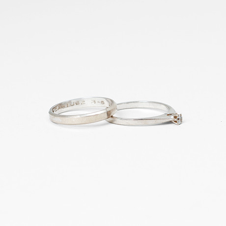 RINGAR, 2 st, 18k vitguld, diamant, vikt ca 4,7 gram. på auktion hos Göteborgs Auktionsverk
