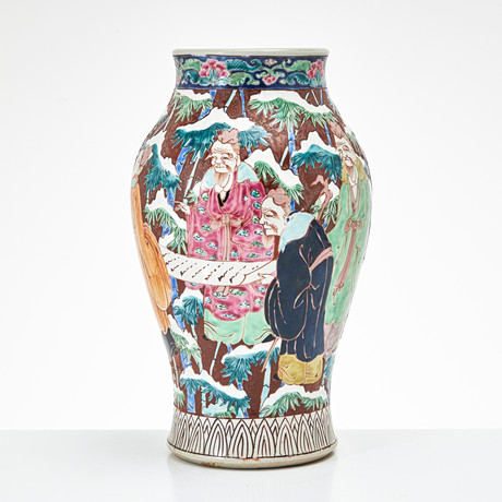 VAS, porslin, Japan, 1900-tal, dekor med figurscen. på auktion hos Stockholms Auktionsverk Magasin 5
