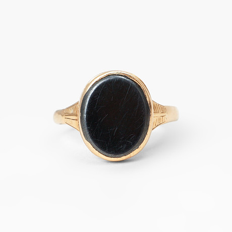 KLACKRING, 18k guld, hematit, vikt ca 3,8 gram. på auktion hos Göteborgs Auktionsverk