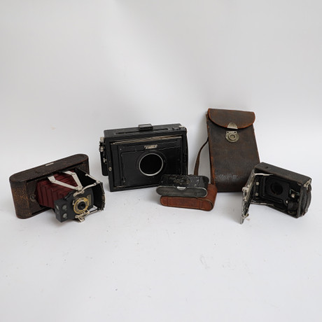 KAMEROR OCH TILLBEHÖR, Kodak Pocket automatic, comtessa med mera. på auktion hos Falun Auktionsbyrå