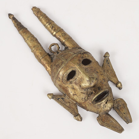 MINIATYRMASK, brons, Ligbi/Senufo, Elfenbenskusten. på auktion hos Helsingborgs Auktionskammare