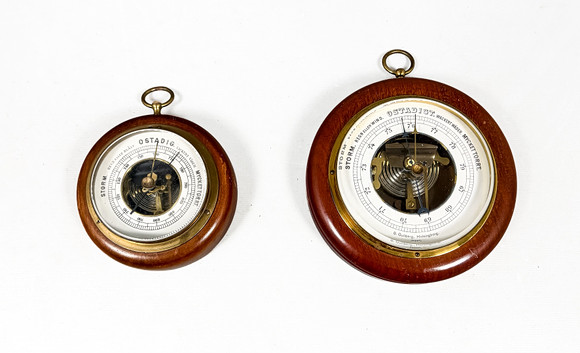 BAROMETER, 2 st, trä mässing, glas, bl.a S. Gullberg, Helsingborg. på auktion hos Auktionshuset STO Bohuslän