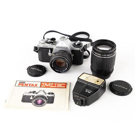 SYSTEMKAMERA, Pentax ME, 2 st objektiv. på auktion hos Karljohan Auktioner