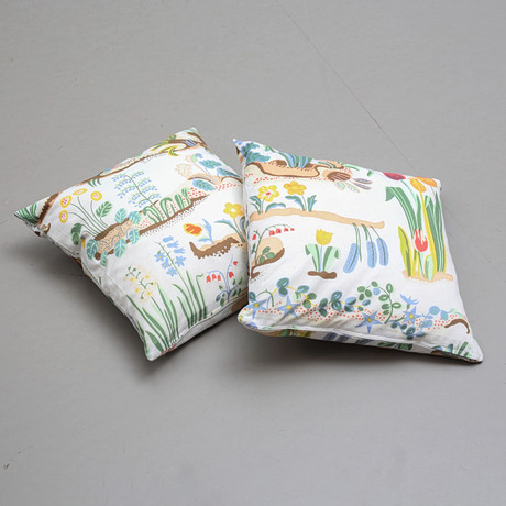 JOSEF FRANK. Kuddar, 2 st, textil "Primavera", Firma Svenskt Tenn, hemsydda. på auktion hos Auktionshuset Thelin & Johansson