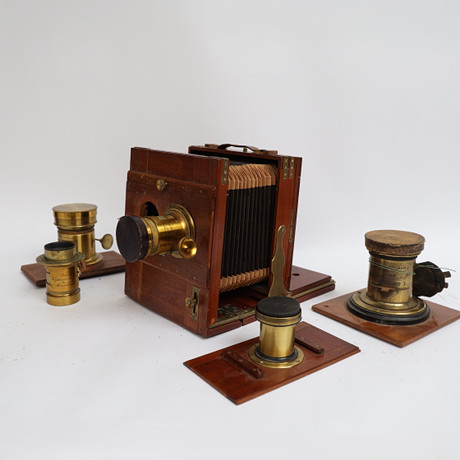 ATELJEKAMERA, 1900-talets början, Voigtländer & John, No 14566, mahogny och mässing. på auktion hos Falun Auktionsbyrå