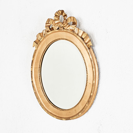 SPEGEL, omkring 1900, gustaviansk stil, förgylld, dekor i pastellage, krön av bandrosett. på auktion hos Stockholms Auktionsverk Magasin 5