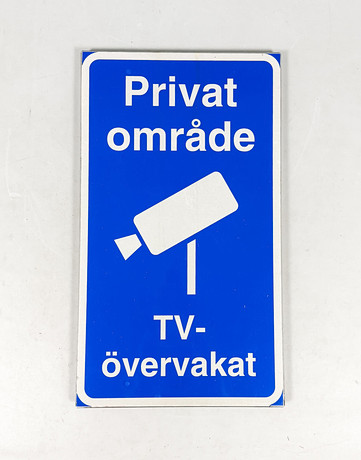 PLÅTSKYLT, "Privat område TV övervakat", 2000-tal. på auktion hos Auktionshuset STO Bohuslän