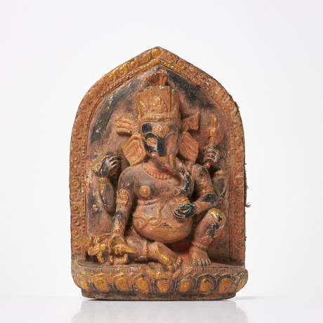 GANESHA. Nepal, kolorerat dekorerat kompositmaterial, delvis örgylld, 1900-tal. på auktion hos Stockholms Auktionsverk Sickla