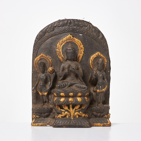 BUDDHA. Nepal, kolorerat kompositmaterial, delvist förgyllning, 1900-tal. på auktion hos Stockholms Auktionsverk Sickla