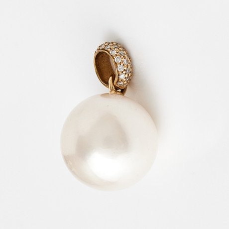 HÄNGE, 18 k guld, odlad South Sea pärla ca 13,8 mm, ögla med dekor av 28 småbriljanter, Hans Strömdahl AB, Sto på auktion hos Stockholms Auktionsverk Magasin 5