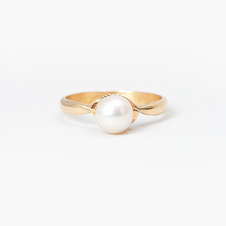 RING, 18k guld, odlad pärla, vikt ca 5,2 gram. på auktion hos Göteborgs Auktionsverk