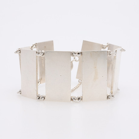 WIWEN NILSSON. ARMBAND, STERLINGSILVER, STÄMPELSIGNERAT, LUND, 1967. på auktion hos Crafoord Auktioner Lund