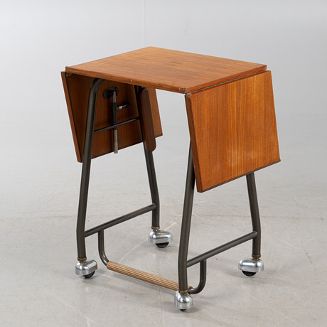 OKÄND FORMGIVARE, skrivbord / arkitektbord 1950-/60-tal, massiv teak, underrede i lackerad metall, på hjul. på auktion hos Stockholms Auktionsverk Helsingborg