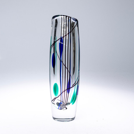 VICKE LINDSTRAND. Vas, "Abstracta", glas, signerad, Kosta. på auktion hos Handelslagret Auktionsservice