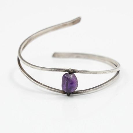 MARTIN ÖHMAN, ARMRING MED AMETIST, SILVER, K9 (1960) LYCKSELE. på auktion hos Auktionskammaren Sydost Kalmar